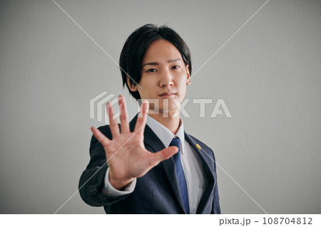 手のひらを前に出す男性弁護士 手のひらを前に出す男性弁護士 108704812