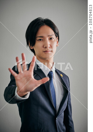 手のひらを前に出す男性弁護士 手のひらを前に出す男性弁護士 108704813