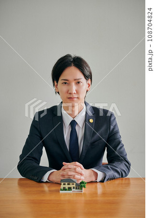 実家の空き家問題について相談を受ける男性弁護士 実家の空き家問題について相談を受ける男性弁護士 108704824