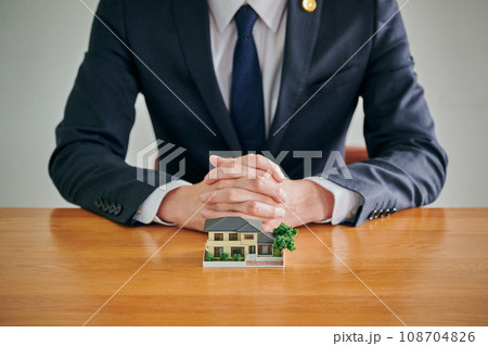 実家の空き家問題について相談を受ける男性弁護士 実家の空き家問題について相談を受ける男性弁護士 108704826