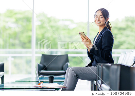 ロビーで仕事をする女性 ロビーで仕事をする女性 108704989