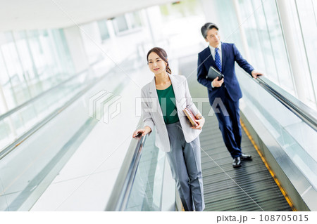 移動するビジネスパーソン 移動するビジネスパーソン 108705015