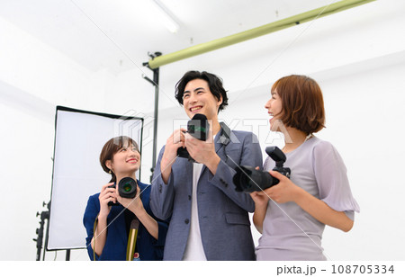 フォトグラファーのいるスタジオでの撮影 108705334