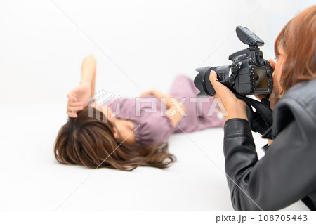 カメラで撮影をする女性のプロフォトグラファー カメラで撮影をする女性のプロフォトグラファー 108705443