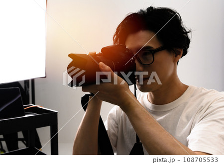フォトグラファーのいるスタジオ フォトグラファーのいるスタジオ 108705533