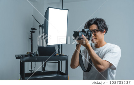 かっこいいフォトグラファーのいるスタジオ かっこいいフォトグラファーのいるスタジオ 108705537