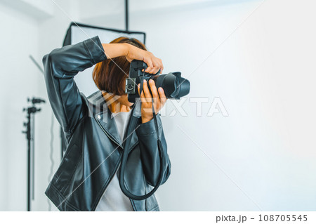 格好いいプロフォトグラファーの女性 108705545