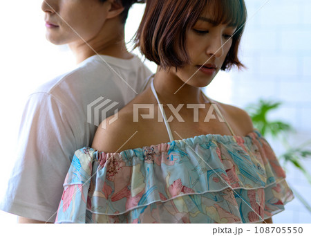 切ない表情の女性と男性 切ない表情の女性と男性 108705550