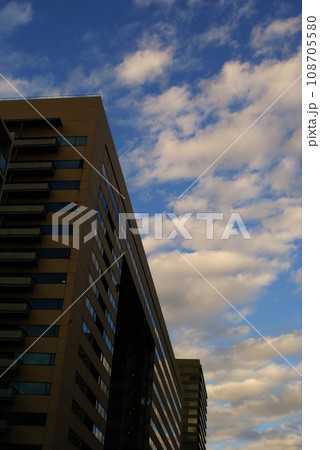 カラー　空　雲　天気　晴れ（2023年11月登録） 108705580