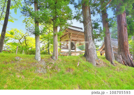 東北・平泉・関山の中尊寺の中心にある本堂、新たに設置された鐘楼を参道から眺める・岩手県平泉町 108705593