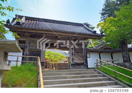 東北・平泉・関山の中尊寺の中心にある本堂の入口、屋敷門を移設したと伝えられる山門・岩手県平泉町(5) 108705596