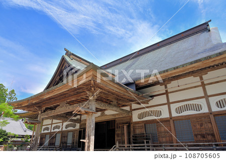 東北・平泉・関山の中尊寺の中心、大きな本堂の建物のイメージ・岩手県平泉町(3) 108705605