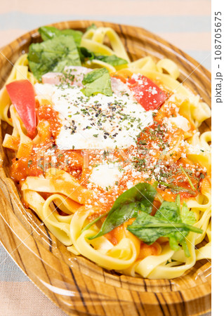 美味しいモッツァレラとトマトソースのパスタ 美味しいモッツァレラとトマトソースのパスタ 108705675