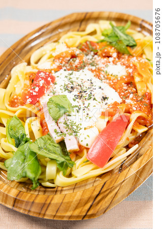 美味しいモッツァレラとトマトソースのパスタ 108705676
