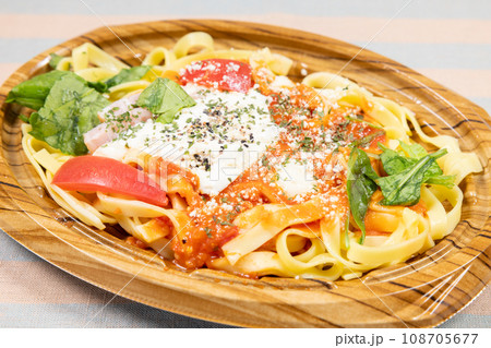 美味しいモッツァレラとトマトソースのパスタ 美味しいモッツァレラとトマトソースのパスタ 108705677
