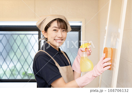 大掃除で浴室の扉の清掃をするハウスクリーニングの女性作業員 108706132