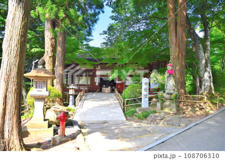 東北・平泉・関山の中尊寺、家内安全、病気平癒、受験合格の祈祷、邪を破る不動堂・岩手県平泉町(2) 108706310