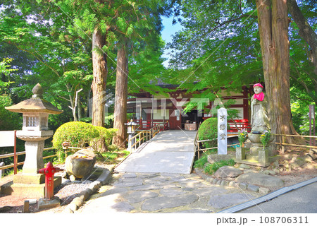東北・平泉・関山の中尊寺、家内安全、病気平癒、受験合格の祈祷、邪を破る不動堂・岩手県平泉町(3) 108706311