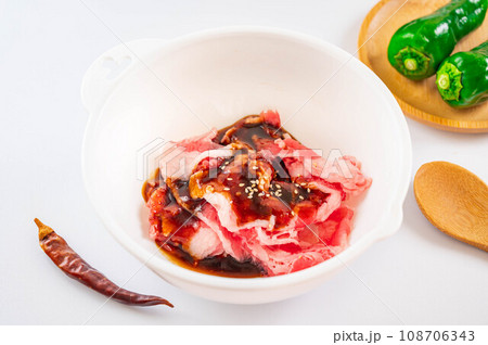 牛スライス肉に味をつける 牛スライス肉に味をつける 108706343