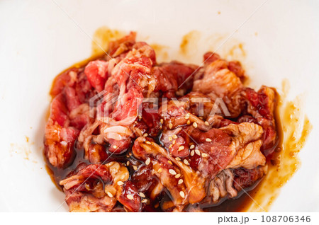 タレに漬け込む牛肉 108706346