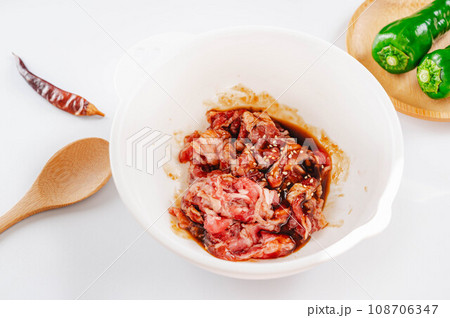 タレに漬け込む牛肉 タレに漬け込む牛肉 108706347