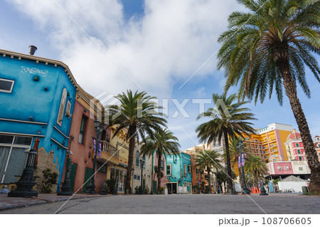 沖縄の北谷町のアメリカンビレッジの街並み 108706605