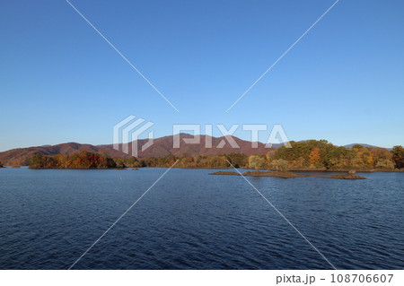 福島　秋の桧原湖と紅葉の山々の風景 108706607