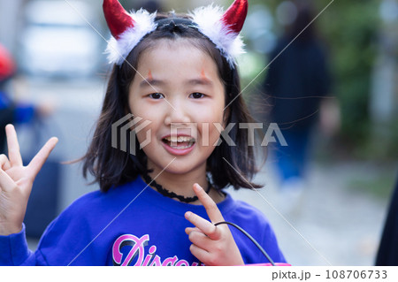 ハロウィンを楽しむかわいい子ども ハロウィンを楽しむかわいい子ども 108706733