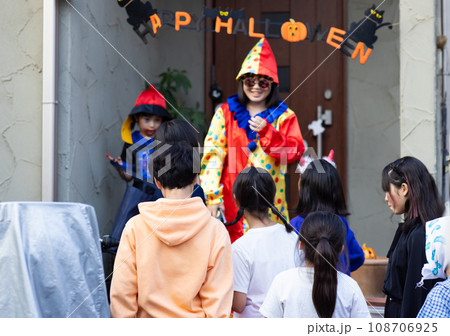 ハロウィンを楽しむかわいい子ども達 ハロウィンを楽しむかわいい子ども達 108706925