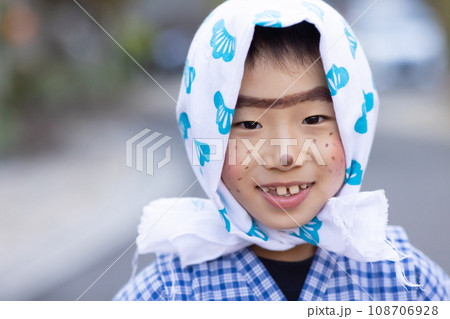 ハロウィンを楽しむかわいい子ども 108706928