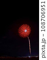 夜空に咲く大輪の花、赤色の打ち上げ花火 108706951