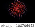 夜空に咲く花火、赤色の打ち上げ花火 108706952