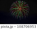 夜空に咲く大輪の花、緑色の打ち上げ花火 108706953