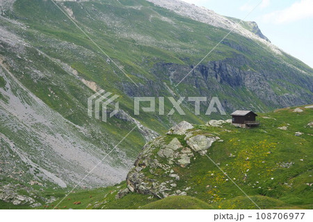 避難小屋とスケールの大きいアルプス山脈 in フランス 避難小屋とスケールの大きいアルプス山脈 in フランス 108706977