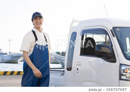 漁港で働く若い漁師さん 漁港で働く若い漁師さん 108707097