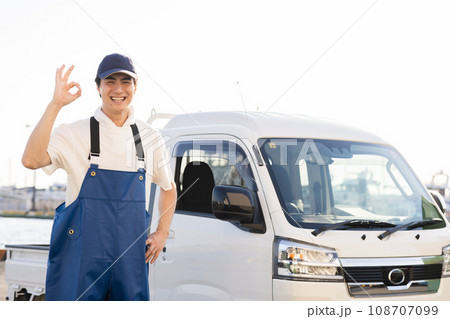 漁港で働く若い漁師さん 漁港で働く若い漁師さん 108707099