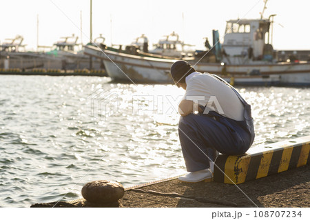 漁港で働く若い漁師さん 108707234