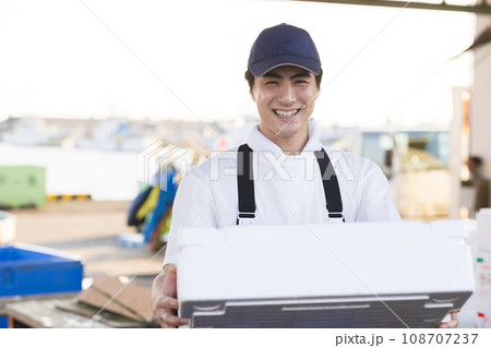 漁港で働く若い漁師さん 108707237