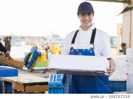 漁港で働く若い漁師さん 108707238