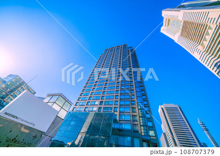 日本の横浜都市景観 日石横浜ビルや横浜ランドマークタワーなどを望む 108707379