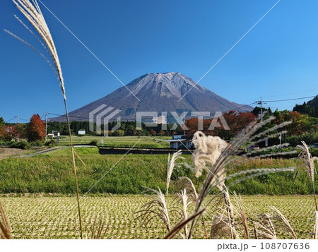 大山西方から見る秋の大山 108707636