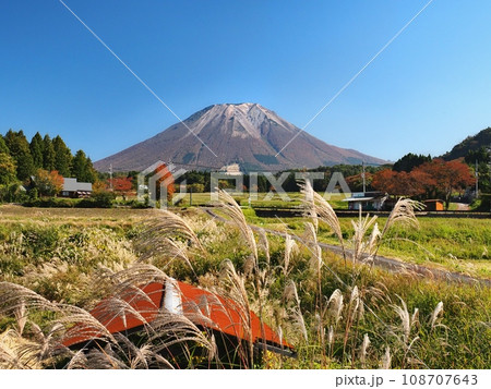 大山西方から見る秋の大山 108707643