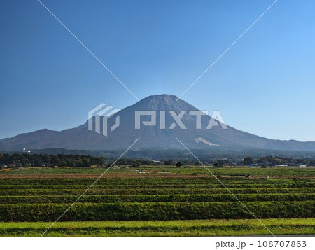 大山西方植田正治写真美術館付近から見る秋の大山 108707863
