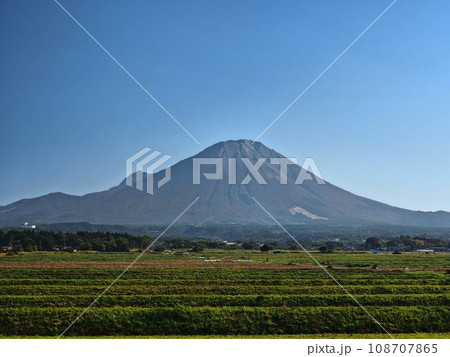 大山西方植田正治写真美術館付近から見る秋の大山 108707865