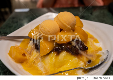 Mango shaved ice 108707884