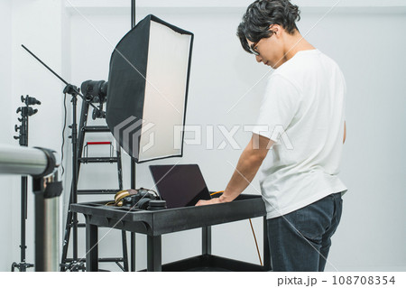 仕事をしているフォトグラファー 仕事をしているフォトグラファー 108708354