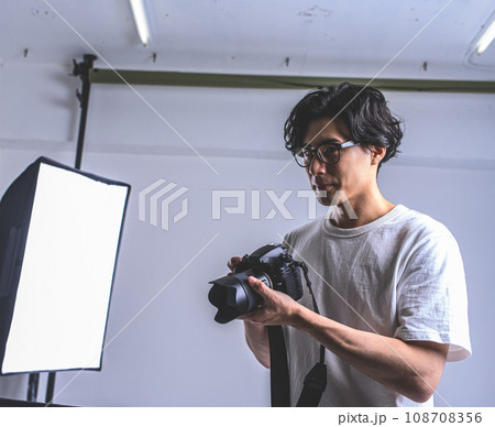 フォトグラファーのいるスタジオ フォトグラファーのいるスタジオ 108708356