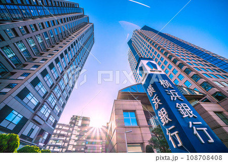 日本の横浜都市景観 日石横浜ビルや横浜銀行などを望む 108708408