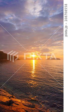 海岸の日の出(周防大島、片添ヶ浜海水浴場) 海岸の日の出(周防大島、片添ヶ浜海水浴場) 108708558