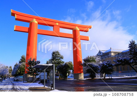 平安神宮(京都市左京区)大鳥居周辺の雪景色 平安神宮(京都市左京区)大鳥居周辺の雪景色 108708758